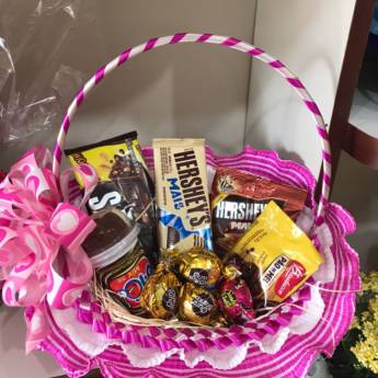 Comprar o produto de Cesta Cholates pequena em Cesta de Flores em Ourinhos, SP por Solutudo