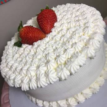 Comprar o produto de Bolo com Recheio de Ninho e Cobertura Chantininho em Bolos e Doces em Bauru, SP por Solutudo