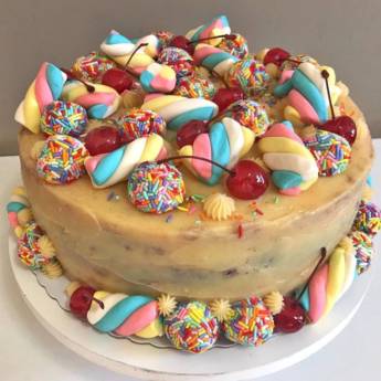 Comprar o produto de Bolo de Ninho com frutas vermelhas em Bolos e Doces em Bauru, SP por Solutudo