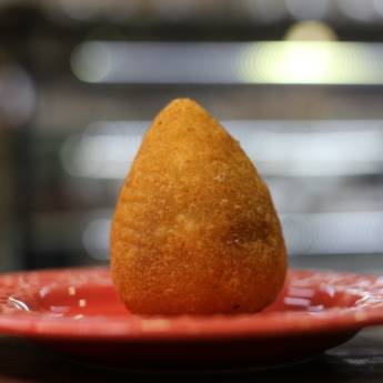 Comprar o produto de Coxinha em Salgados Fritos pela empresa Adorela Panificadora e Confeitaria em Foz do Iguaçu, PR por Solutudo