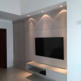 Comprar o produto de Painel para TV com Porta Camuflada em Interiores em Araçatuba, SP por Solutudo