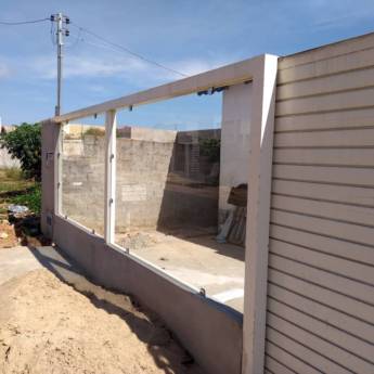 Comprar o produto de Muro de vidro incolor com suporte de centro em Casa, Móveis e Decoração em Mineiros, GO por Solutudo