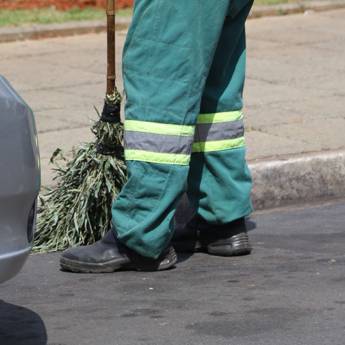 Comprar o produto de Varrição manual de ruas em Outros Serviços em Botucatu, SP por Solutudo