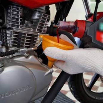 Comprar o produto de Troca de óleo em Veículos e Transportes em Joinville, SC por Solutudo