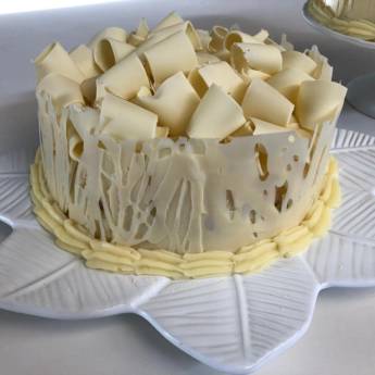 Comprar o produto de Bolo de Chocolate Branco em Bolos e Doces em Bauru, SP por Solutudo