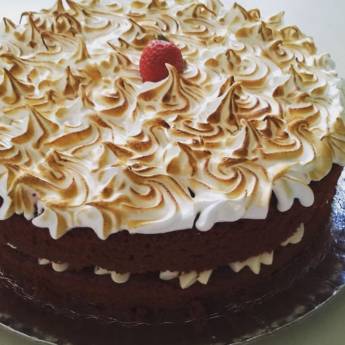 Comprar o produto de Bolo de Suspiro com Morangos em Bolos e Doces em Bauru, SP por Solutudo