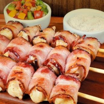 Comprar o produto de Espetinho de Frango com Bacon  em Carnes em Mineiros, GO por Solutudo