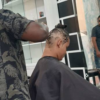 Comprar o produto de Cortes e Desenhos em Cabelos em Araruama, RJ por Solutudo