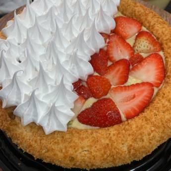 Comprar o produto de Bolo Piscina de Morangos & Marshmallow  em Bolos e Doces em Bauru, SP por Solutudo