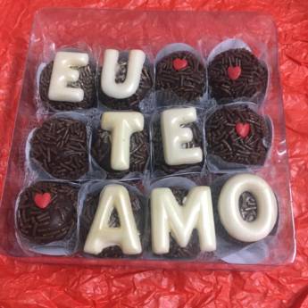 Comprar o produto de 12 brigadeiros - EU TE AMO em Bolos e Doces em Bauru, SP por Solutudo