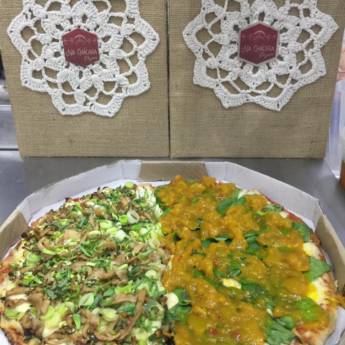 Comprar o produto de Pizza de Shimeji com alho poró (Lado Esquerdo) / Pizza de Espinafre c/ Chuteney de Manga em Pizzas em Botucatu, SP por Solutudo Comprar o produto de Pizza de Shimeji com alho poró (Lado Esquerdo) / Pizza de Espinafre c/ Chuteney de Manga em Pizzas em Botucatu, SP por Solutudo