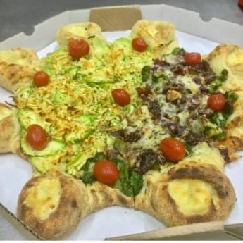 Comprar o produto de Meia cebola roxa caramelizada com vinho // Meia abobrinha e brócolis com alho defumado em Pizzas em Botucatu, SP por Solutudo Comprar o produto de Meia cebola roxa caramelizada com vinho // Meia abobrinha e brócolis com alho defumado em Pizzas em Botucatu, SP por Solutudo