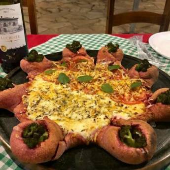 Comprar o produto de Meia 4 queijos com alecrim // Meia Marguerita em Pizzas em Botucatu, SP por Solutudo Comprar o produto de Meia 4 queijos com alecrim // Meia Marguerita em Pizzas em Botucatu, SP por Solutudo