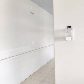 Comprar o produto de Alas separadas por sexo, todas com corrimãos e dispensadores com álcool a 70% em Saúde em Mineiros, GO por Solutudo