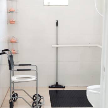 Comprar o produto de Banheiros com barras de proteção e adequados para os idosos em Saúde em Mineiros, GO por Solutudo