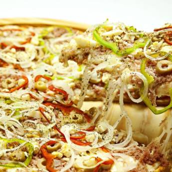 Comprar produto Portuguesa - Grande em Pizzas pela empresa Petoria Pizzaria e Choperia em Mineiros, GO