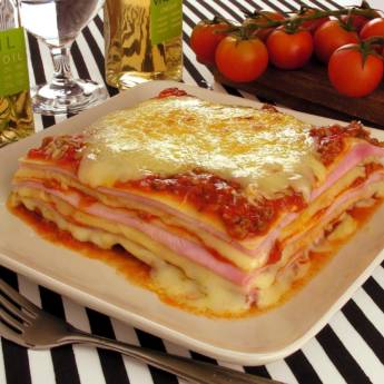 Comprar o produto de Lasanha à Bolonhesa • Quilo em Massas pela empresa Villa D'Ouro Rotisseria - Marmitas, Assados, Massas e Salgados. em Atibaia, SP por Solutudo