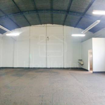 Comprar o produto de Barracão – Código: 6002 – Aluguel: R$1.100,00 em Galpões pela empresa Imobiliária Jaú em Jaú, SP por Solutudo