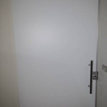 Comprar o produto de  Porta com película branca. em Vidraçaria em Mineiros, GO por Solutudo