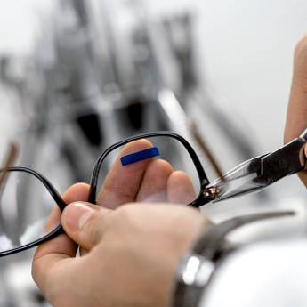 Comprar o produto de Ajustes e manutenção em Ótica em Araruama, RJ por Solutudo