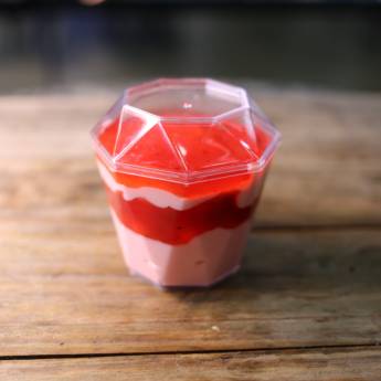 Comprar o produto de Mousse de morango em Doces pela empresa Adorela Panificadora e Confeitaria em Foz do Iguaçu, PR por Solutudo
