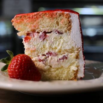 Comprar o produto de Torta de morango em Tortas pela empresa Adorela Panificadora e Confeitaria em Foz do Iguaçu, PR por Solutudo