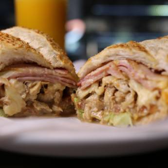 Comprar o produto de Baguete recheada em Lanches pela empresa Adorela Panificadora e Confeitaria em Foz do Iguaçu, PR por Solutudo