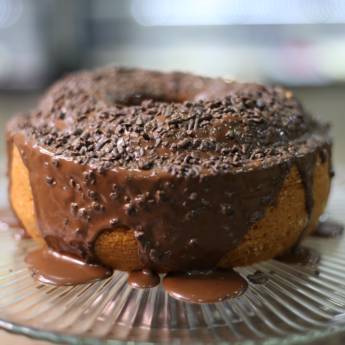 Comprar o produto de Bolo simples com calda de chocolate em Bolos pela empresa Adorela Panificadora e Confeitaria em Foz do Iguaçu, PR por Solutudo