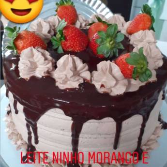 Comprar o produto de Bolo de Leite Ninho, Morango e Chocolate em Bolos e Doces em Bauru, SP por Solutudo