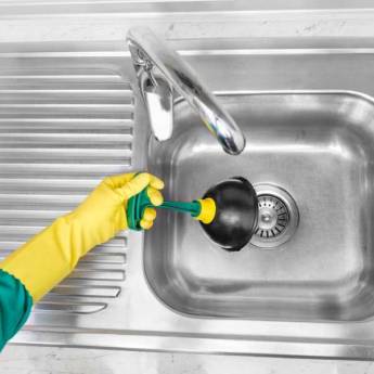 Comprar o produto de Desentupidor de Pia  em Desentupidoras pela empresa Auto Fossa e Desentupidora Sucesso - Atendimento 24h em Foz do Iguaçu, PR por Solutudo