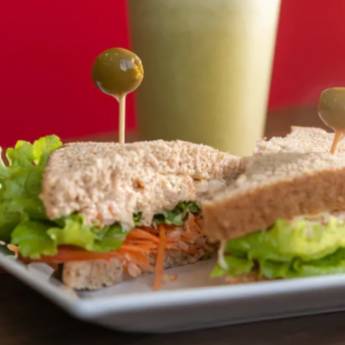 Comprar o produto de Lanche de Frango + Suco de Laranja de 300ml em Lanches em Araraquara, SP por Solutudo