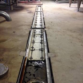 Comprar o produto de Revestimentos especiais de canaletas e guias com gail ou materiais alto desempenho em Revestimentos em Rio Claro, SP por Solutudo