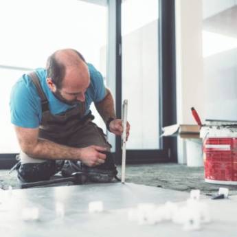 Comprar o produto de Especialista na colocação de porcelanatos em Empreiteiros - Gestão de Obras em Botucatu, SP por Solutudo