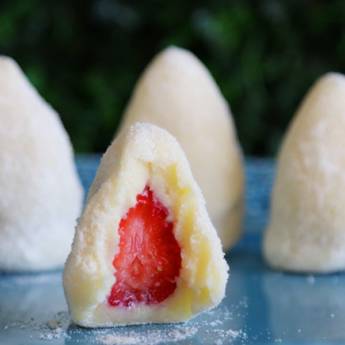 Comprar o produto de COXINHA DE NINHO C/ MORANGO em Doces em Jundiaí, SP por Solutudo