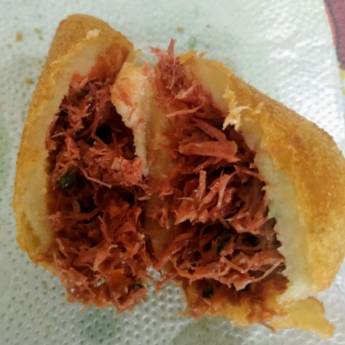 Comprar o produto de Coxinha especial - Massa de mandioca e Recheio de Carne Seca em Salgados em Jundiaí, SP por Solutudo
