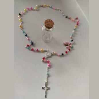 Comprar o produto de Terço de Pescoço de Prata com as contas coloridas em Garrafa em Terços em Aparecida, SP por Solutudo