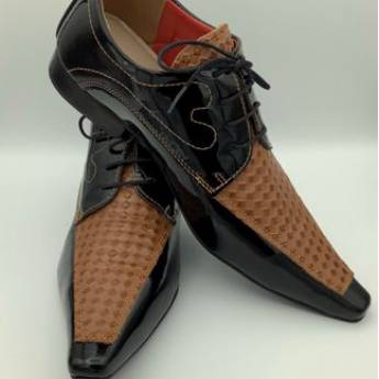 Comprar o produto de SAPATO SOCIAL PRETO EM VERNIZ C/ DETALHE EM XADREZ MARROM em Sapatos Sociais em Bauru, SP por Solutudo