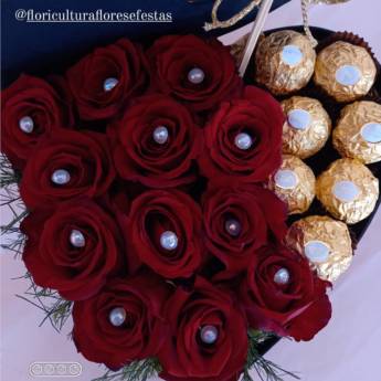 Comprar o produto de Box Coração de Rosas vermelhas e Ferrero Rocher  em Buquês em Foz do Iguaçu, PR por Solutudo
