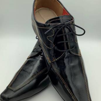 Comprar o produto de SAPATO SOCIAL PRETO VERNIZ C/CADARÇO DETALHE EM COSTURA em Sapatos Sociais em Bauru, SP por Solutudo