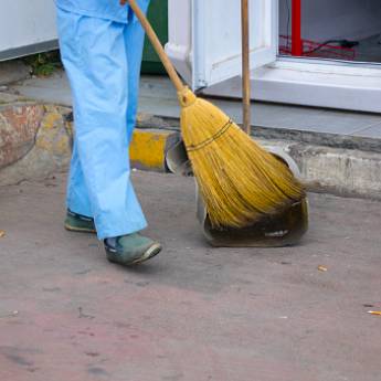 Comprar o produto de Varrição manual de vias públicas em Limpeza em Salvador, BA por Solutudo