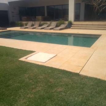 Comprar o produto de Construção de Piscina em Empreiteiros - Gestão de Obras em Riviera de Santa Cristina III, SP por Solutudo