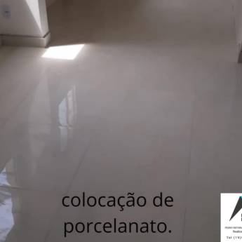 Comprar o produto de Colocação de porcelanato em Construtores - Pedreiros em Piracicaba, SP por Solutudo