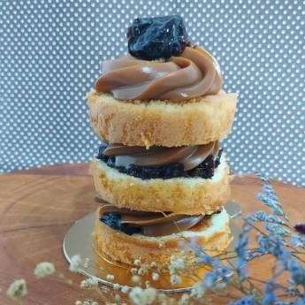 Comprar o produto de Mini Bolo de doce de leite com ameixa  em Doces em Jundiaí, SP por Solutudo