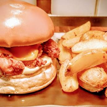 Comprar o produto de Hambúrguer de frango, cheddar e maionese de bacon. em Hambúrguer Gourmet em Botucatu, SP por Solutudo