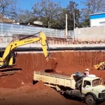 Comprar o produto de Corte e Carregamento de Terra em Terraplanagens em Botucatu, SP por Solutudo