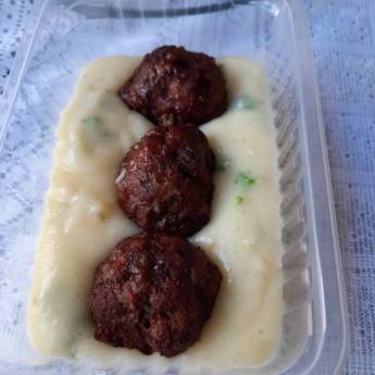 Comprar o produto de Purê de batata com almôndegas  em Alimentação Saudável em Mineiros, GO por Solutudo