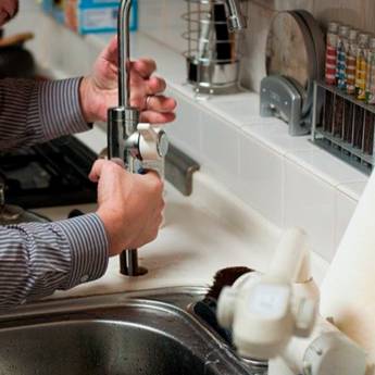 Comprar o produto de Marido de Aluguel (pequenos reparos) em Reparos em Vazante, MG por Solutudo