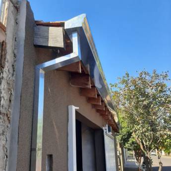 Comprar o produto de Instalação de Calha Moldura com Condutores em Calhas - Inox em Catanduva, SP por Solutudo