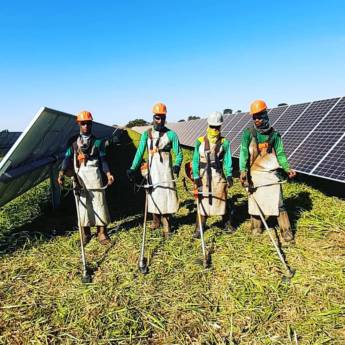 Comprar o produto de Roçagem em usina fotovoltaicas em Limpeza de Placas Solares - Painéis Solares em Senador Canedo, GO por Solutudo