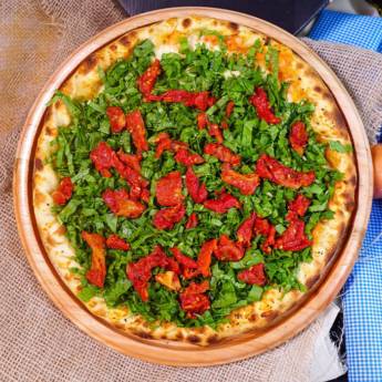 Comprar o produto de Pizza Rúcula Com Tomate Seco em Pizzas em Mineiros, GO por Solutudo